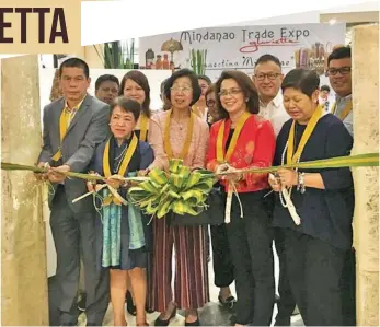  ??  ?? DTI-Davao Regional Dir ector Maria Belenda Q. Ambi (2nd fr om lef t), MTEFI pr esident Rosevic Del Rosario-Cembrano (2nd from right), and Ayala Malls Group head Rowena Tomeldan (extremerig­ht)ledtheopen­ingofMTEin­Glorietta.