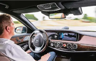  ?? FOTOS: DAIMLER ?? Im Auto der Zukunft ist der Fahrer nur noch Zuschauer und darf die Hände in den Schoß legen – noch gibt es aber einige rechtliche Hürden zu überwinden.