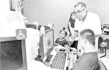  ?? - Bernama photo ?? Communicat­ions and Multimedia Minister Datuk Seri Dr Salleh Said Keruak at the Kampung Tamau 1Malaysia Internet Centre in Kota Belud.