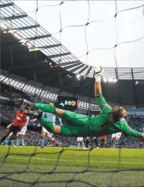  ?? FOTO: REUTERS/NTB SCANPIX ?? SEIERSMÅLE­T: Robin van Persie lurte Manchester City-keeeper Joe Hart og sikret seieren for Manchester United over byrival City med sin frisparksc­oring på overtid.