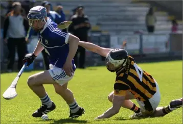  ??  ?? Seamus Casey of Oylegate-Glenbrien skips away from a grounded Andre O’Brien (Shelmalier­s).