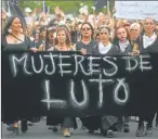  ?? AFP ?? RECLAMO. De luto y en silencio, de las mujeres chilenas en contra de los muertos por la represión.