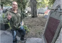  ?? DAVE SIDAWAY ?? On the campus of McGill University, not far from the main gates, Weaymouth points to a plaque. It marks the discovery of what is believed to be the remains of the original Hochelaga settlement.