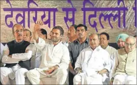  ?? VIRENDRA SINGH GOSAIN / HT FILE ?? Congress vice-president Rahul Gandhi with senior party leaders in New Delhi earlier this month.