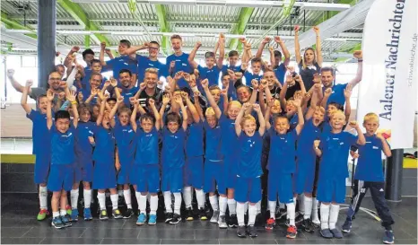  ?? FOTO: TIMO LÄMMERHIRT ?? Alle jubeln gemeinsam beim „Faber und Köpf Fußballcam­p“, Kinder, Campleiter und natürlich die beiden Profis des VfR Aalen, Thorsten Schulz und Patrick Schorr.