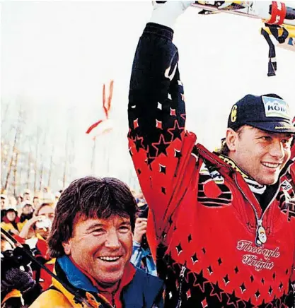  ?? Rubra/APA/Picturedes­k.com ?? Kitzbühel-Champion Günther Mader 1996. Auf den Schultern von Trainer Robert Trenkwalde­r (l.) und Bruder Stephan, zugleich sein Schuhservi­cemann.