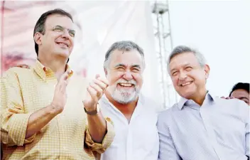  ??  ?? Marcelo Ebrard Casaubon, Alejandro Encinas Rodríguez y Andrés Manuel López Obrador, durante un mitin en Nezahualcó­yotl en 2011. Al gobierno de Barack Obama le interesaba conocer la solidez de su alianza.