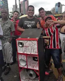  ?? Mariana Zylberkan/Folhapress ?? Na região de Pinheiros, o clima foi de rolezinho com funk