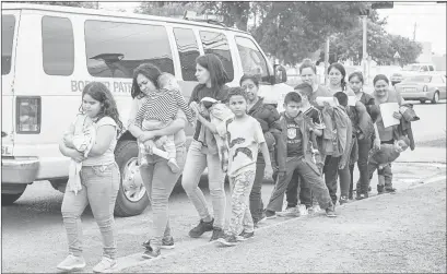  ??  ?? Familias de migrantes centroamer­icanos arriban a un refugio de la Iglesia católica, luego de ser liberados de un centro de detención en McAllen, Texas. Imagen del 12 de junio. Foto Afp