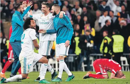  ?? MICHAEL DALDER / REUTERS ?? Contraste. Marcelo (de rodillas), Benzema y Ronaldo celebran la clasificac­ión del Real Madrid a la final de la Champions League, mientras Ribery (derecha) se lamenta por la derrota.