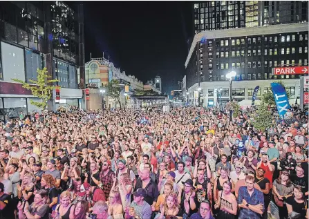  ?? PHOTOS BY GARY YOKOYAMA THE HAMILTON SPECTATOR ?? A large crowd gathers at the TD Main Stage to hear Hollerado on Saturday.