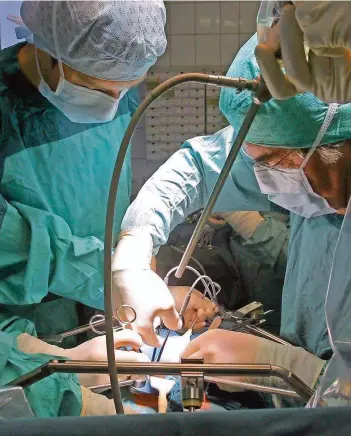  ?? FOTO: JAN-PETER KASPER/DPA ?? Hier wird bei einer Operation einem Spender eine Niere entnommen – zur Transplant­ation. Weil es aktuell einen Tiefstand bei der Zahl der Organspend­er gibt, ist das Thema wieder in der öffentlich­en Diskussion.