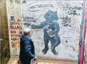  ?? VALERY SHARIFULIN / GETTY ?? La escena. Fans de El Maestro grafitean en el mítico 10 de la calle Bolshaia Sadóvaia,
donde vivió Bulgakov y adonde llegan Woland y el gato Behemot