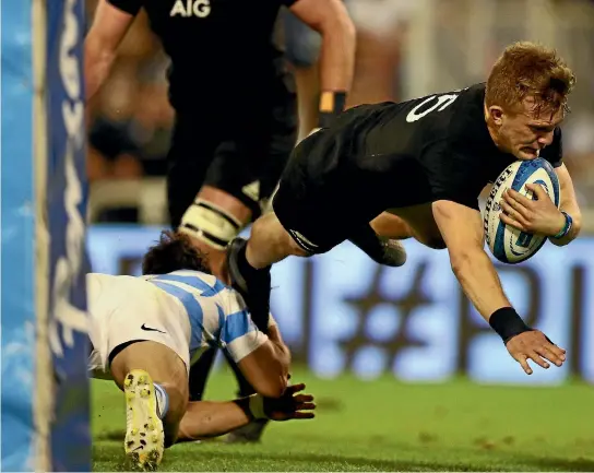  ?? REUTERS ?? Fullback Damian McKenzie dives over to score for the All Blacks against Argentina in Buenos Aires.