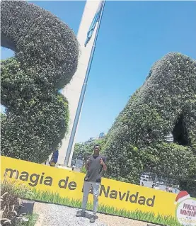  ??  ?? De paseo. Como un turista más, visitando el Obelisco porteño.