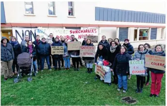  ??  ?? Les parents d’élèves en colère se sont retrouvés lundi matin devant l’école de Berneval-le-Grand.