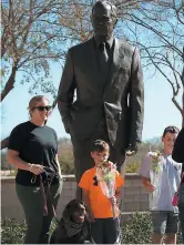  ??  ?? Des visiteurs posent pour une photo devant une statue de George H. W. Bush près de sa bibliothèq­ue sur le campus de l’université A&amp;M du Texas. PHOTO AFP