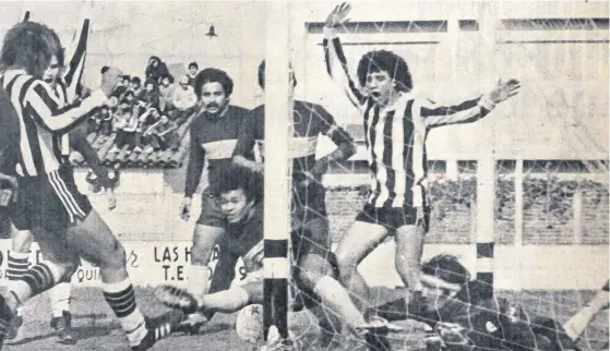  ?? ARCHIVO LA NUEVA. ?? LUIS DÍAZ levanta los brazos celebrando la primera conquista. Hugo Gatti la sacó de adentro.