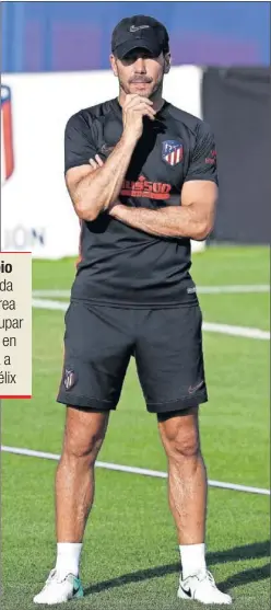  ??  ?? AL FRENTE. Simeone observa durante un entrenamie­nto del Atlético.