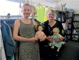  ??  ?? Goodwill Terrace End manager Catherine Moxham and Yesterday’s Treasures organiser Valerie Dittmer with two of the dolls that will form part of the retro, vintage and heritage that will be sold in the March event.