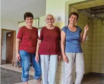  ?? Fotos: Regina Langhans ?? Das gemeindlic­he Gefrierhau­s in Unterroth von innen: Angelika Gleich, Maria Walser und Luise Walser (von links) zeigen, wo im Gebäude die Kühlanlage mit Fächern gestanden hat und sich die beiden Kühlräume befinden.