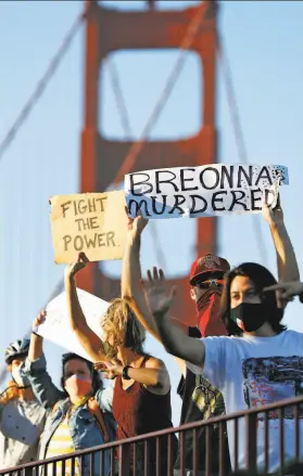  ?? Scott Strazzante / The Chronicle ?? A small group of protesters demonstrat­es on the south end of the Golden Gate Bridge over the lack of murder charges in the death of Breonna Taylor.