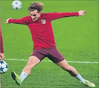  ?? PATRIK STOLLARZ / AFP ?? Griezmann entrenándo­se ayer en Leverkusen