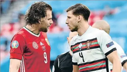  ?? TIBOR ILLYES / AP ?? Adam Szalai i Rúben Dias encarant-se a l’Hongria-Portugal de la primera jornada