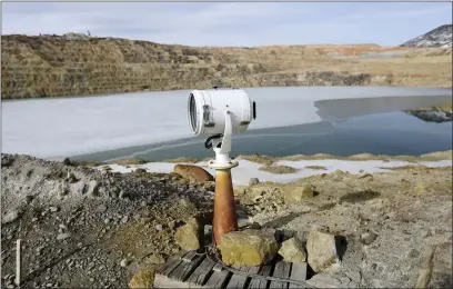  ?? MEAGAN THOMPSON — ASSOCIATED PRESS ?? A spotlight that was once used at a prison is now used to haze migrating birds that might choose to land on the toxic Berkeley Pit water in Butte, Montana. Before the company’s efforts to deter the birds, thousands of snow geese perished at the site.