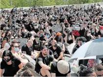  ??  ?? Thousands of people kneel as part of a peaceful #Justice4bl­acklives demonstrat­ion in Niagara Falls on Saturday.