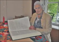  ?? 01_B42lady03 ?? Lady Jean pictured with a copy of John Burrel’s Arran Journal in 2014.