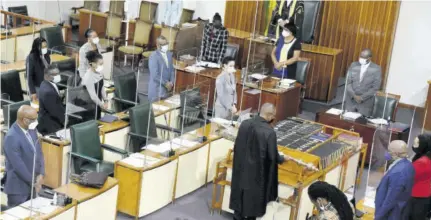  ??  ?? Members of the Senate wait to proceed. The law governing abortions will be framed by the Parliament that has been entrusted with such authority, and who cannot dodge the issue indefinite­ly, or seek an escape route.