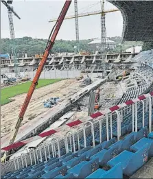  ?? FOTOS: UNANUE ?? En la imagen grande, se aprecia cómo ha desapareci­do parte de la tribuna este baja. Sobre estas líneas, las grúas retiran la cubierta, como también se aprecia en la imagen del medio abajo. Al otro lado, la grada Aitor Zabaleta y el córner entre la...