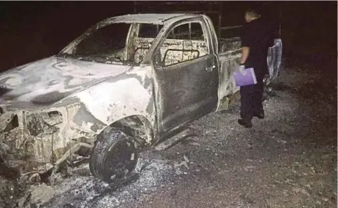  ??  ?? KEADAAN kenderaan pacuan empat roda yang disyaki dibakar di Ladang Sawit Kejapil, Miri.