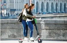  ?? Foto: Chesnot, Getty ?? Dreimal abstoßen und los gehts: Auch in Paris gibt es die ersten Verleihsta­tionen für die neuen E-Scooter.