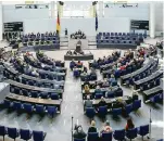  ?? FOTO: DPA ?? In diesem großen Saal ist Platz genug, damit alle Abgeordnet­en diskutiere­n können.