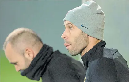  ?? AFP ?? Ultimos días. Mascherano, con Iniesta. El Barça permite que se vaya si se dan algunas condicione­s.