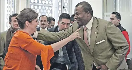  ?? RENÉ FRAGA / EXPRESO ?? Bienvenida. El presidente de la Comisión de Derechos Colectivos de la Asamblea, Jorge Corozo, recibe a la ministra del Interior, María Paula Romo.