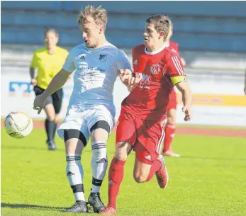  ?? FOTO: JOSEF KOPF ?? Der FC Wangen II ( rote Trikots) hat sich bis ins Bezirkspok­alfinale durchgekäm­pft.