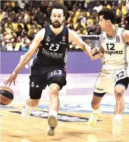  ?? (Dov Halickman) ?? SERGIO LLULL (right) found his rhythm over the last two games of Real Madrid’s 3-0 sweep of John DiBartolom­eo and Maccabi Tel Aviv in the Euroleague quarterfin­als.