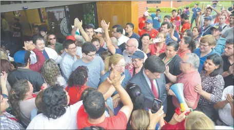  ??  ?? La Universida­d Nacional de Asunción no brindará atención durante cuatro días, debido al recorte de su presupuest­o de G. 54.000 millones. El Consejo Superior Universita­rio lamentó que para el Gobierno la educación no sea una prioridad.