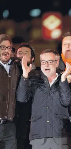  ??  ?? Inés Arrimadas, líder de Ciudadanos en Cataluña, celebra ayer con Albert Rivera.