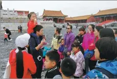  ?? PHOTOS PROVIDED TO CHINA DAILY ?? Besides teaching calligraph­ic courses, Luo Shaowen often takes his students on an artistic tour of the Palace Museum in Beijing, helping them better appreciate the collection­s there.