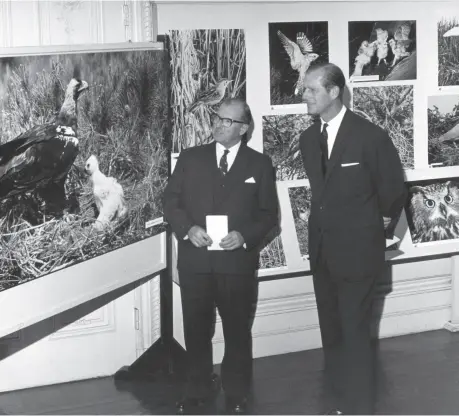  ?? ?? PIONEER: Above, Eric Hosking at an exhibition with Prince Philip in 1967; above right, with his high-speed flash equipment in 1948; and, right, capturing another image.