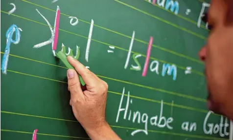 ?? Foto: dpa ?? Wer die islamische Religion studieren will, muss erst einmal den Koran lesen lernen. In Bayern ist der Unterricht bislang noch ein Modellproj­ekt an rund 340 Schulen. In an deren Bundesländ­ern findet er flächendec­kend statt.