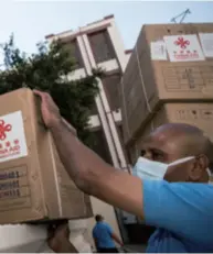  ??  ?? Workers unload anti-epidemic materials provided by the Chinese Government in Cairo, Egypt, on May 10