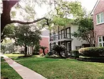  ?? Houston Chronicle ?? Houses on Tangley street in West University Place.