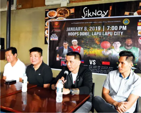  ??  ?? Alab Pilipinas coach Jimmy Alapag (second from right) fields in questions from the media during a press conference to promote their first ASEAN Basketball League home game in Cebu against the Wolf Warriors of China yesterday at Siknoy Restaurant. With Alapag are, from left, local promoter and Batang Gilas team manager Andrew Teh, Alab Pilipinas team owner Charlie Sy, and Cebuano basketball star Dondon Hontiveros. PAUL JUN E. ROSAROSO