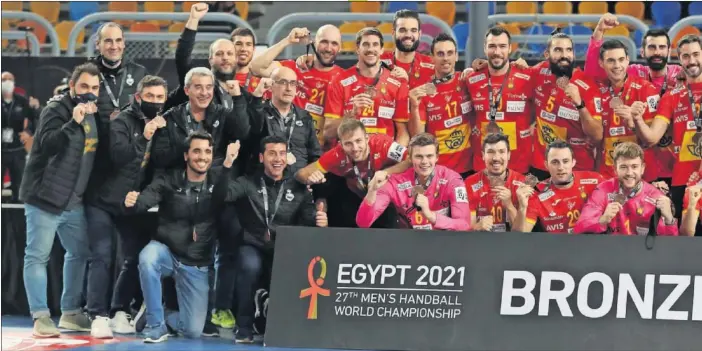  ??  ?? La Selección española posa con su bronce en la entrega de medallas después de la final del Mundial de Egipto.