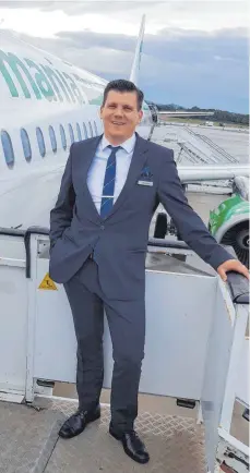  ?? FOTO: PRIVAT ?? „ Ich liebe das Fliegen über alles“: Jens Bodenmülle­r ist Flugbeglei­ter bei Germania, kann aber seit der Insolvenz der Airline nicht mehr abheben.